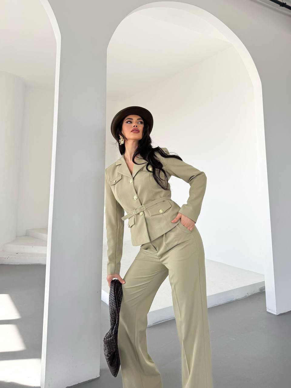 Kemerli Blazer Takım – Düğme Detaylı Şıklık