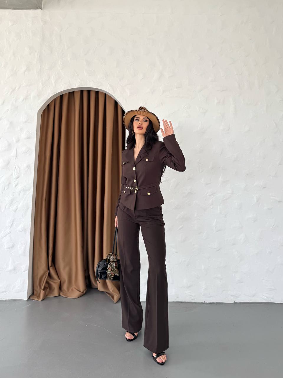 Kemerli Blazer Takım – Düğme Detaylı Şıklık