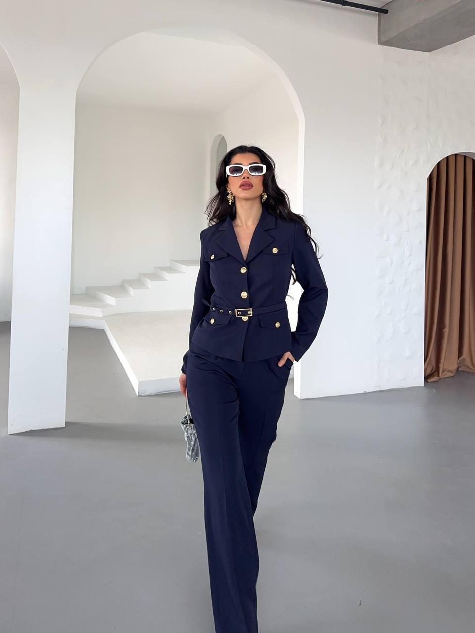 Kemerli Blazer Takım – Düğme Detaylı Şıklık