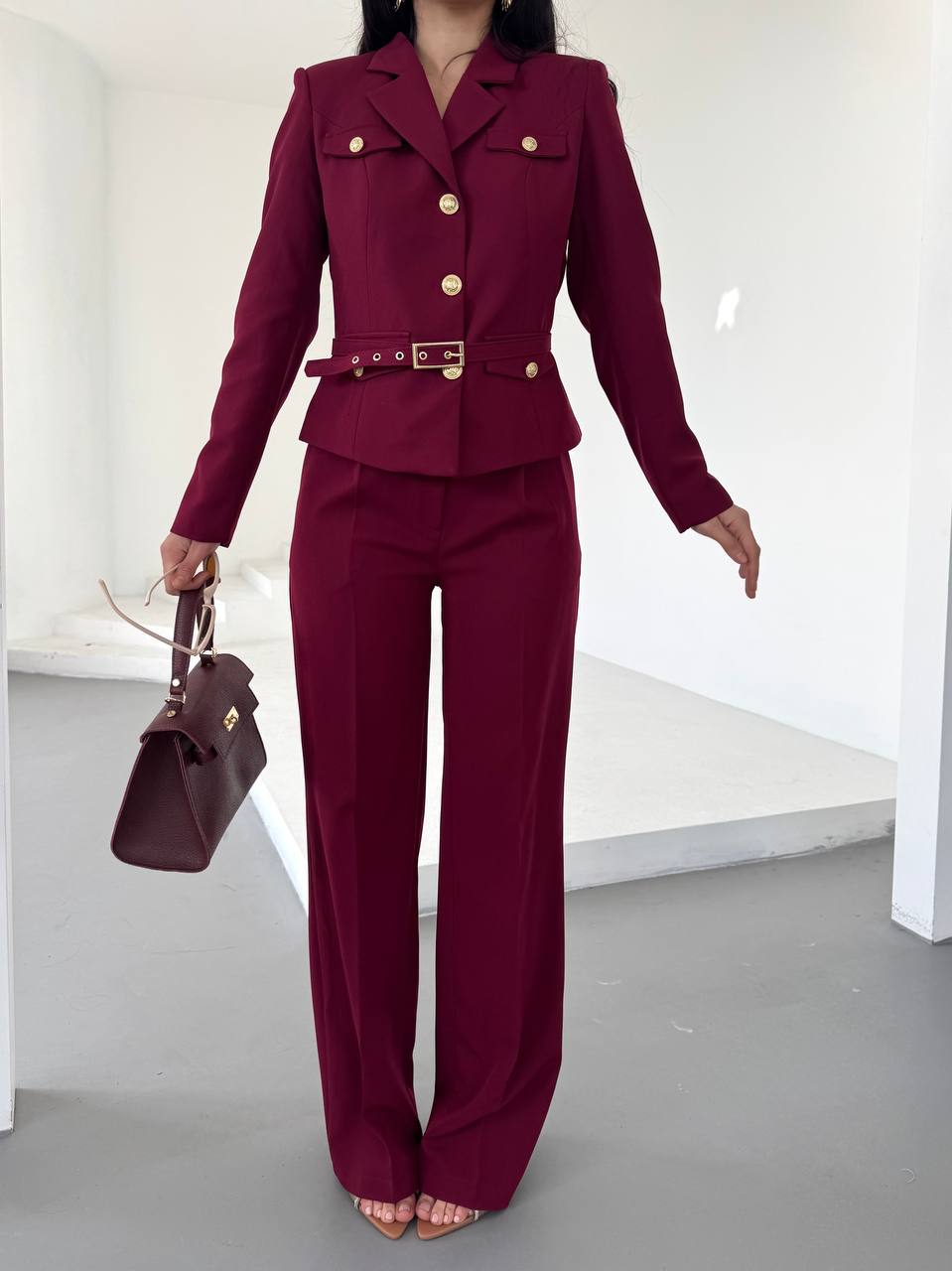 Kemerli Blazer Takım – Düğme Detaylı Şıklık