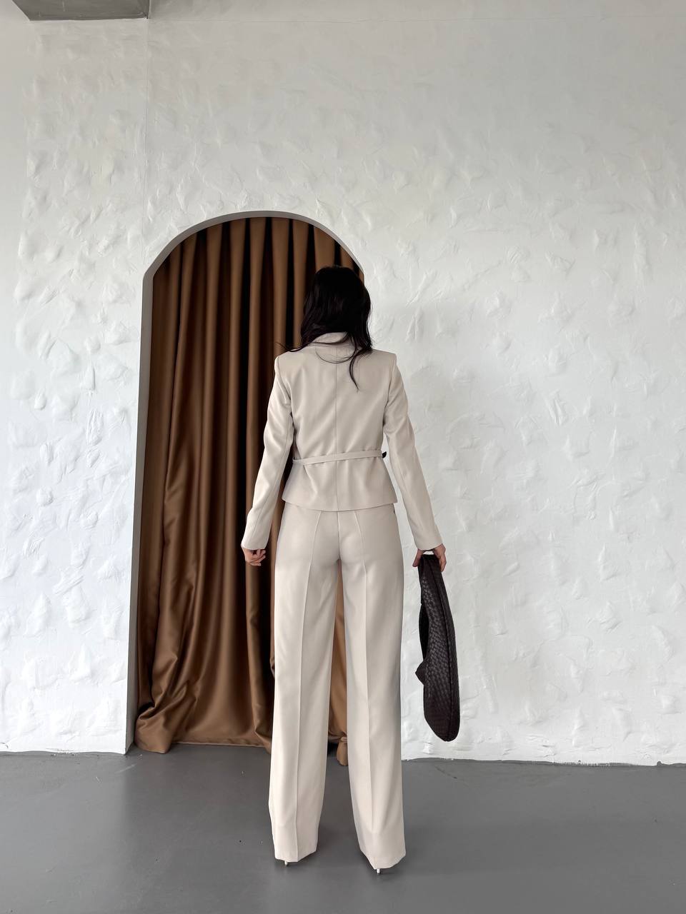 Kemerli Blazer Takım – Düğme Detaylı Şıklık